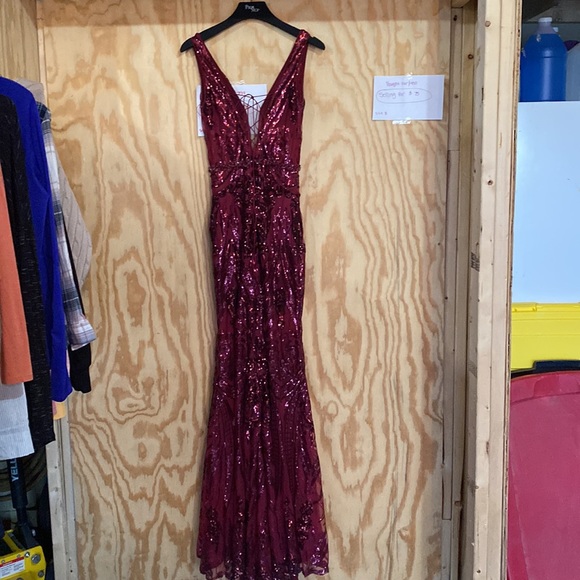 Red jovani prom dress - Picture 2 of 7